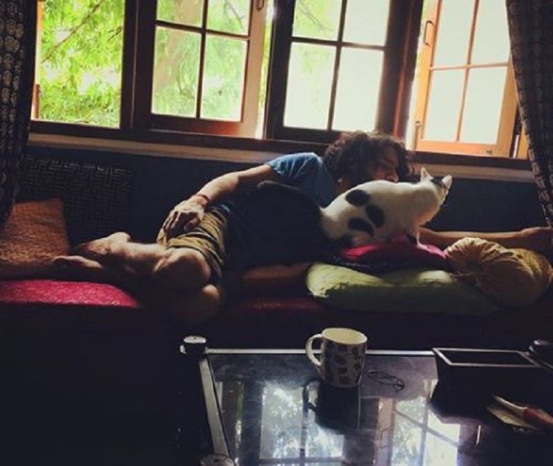 चंदन रॉय सान्याल अपनी पालतू बिल्ली के साथ