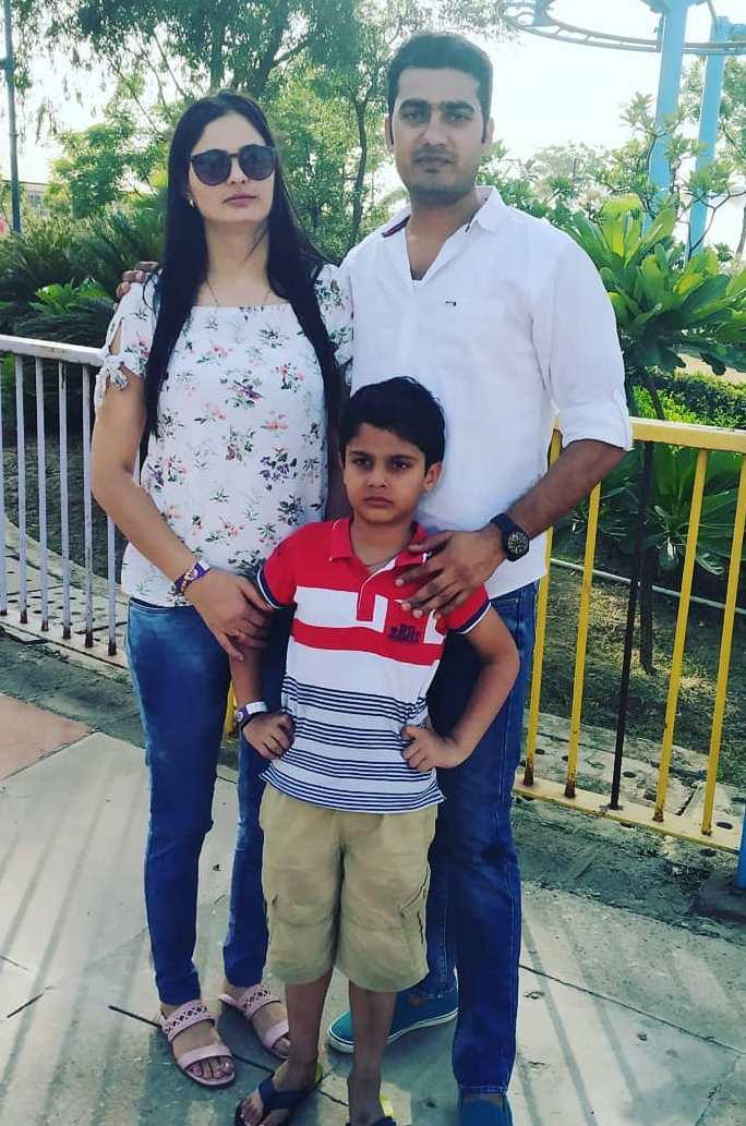 सीमा ढाका अपने पति और बेटे के साथ 