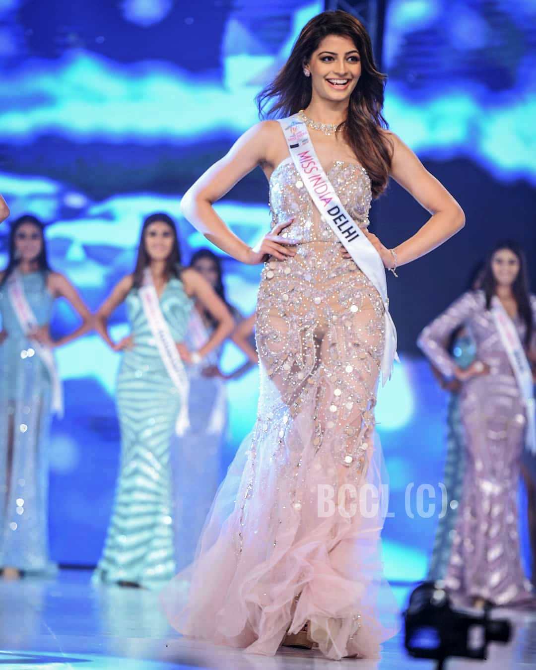 मिस इंडिया दिल्ली 2019 का खिताब जीतने के बाद रैंप वॉक करतीं मानसी सहगल