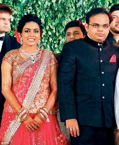 जय शाह अपनी पत्नी हृशिता पटेल के साथ