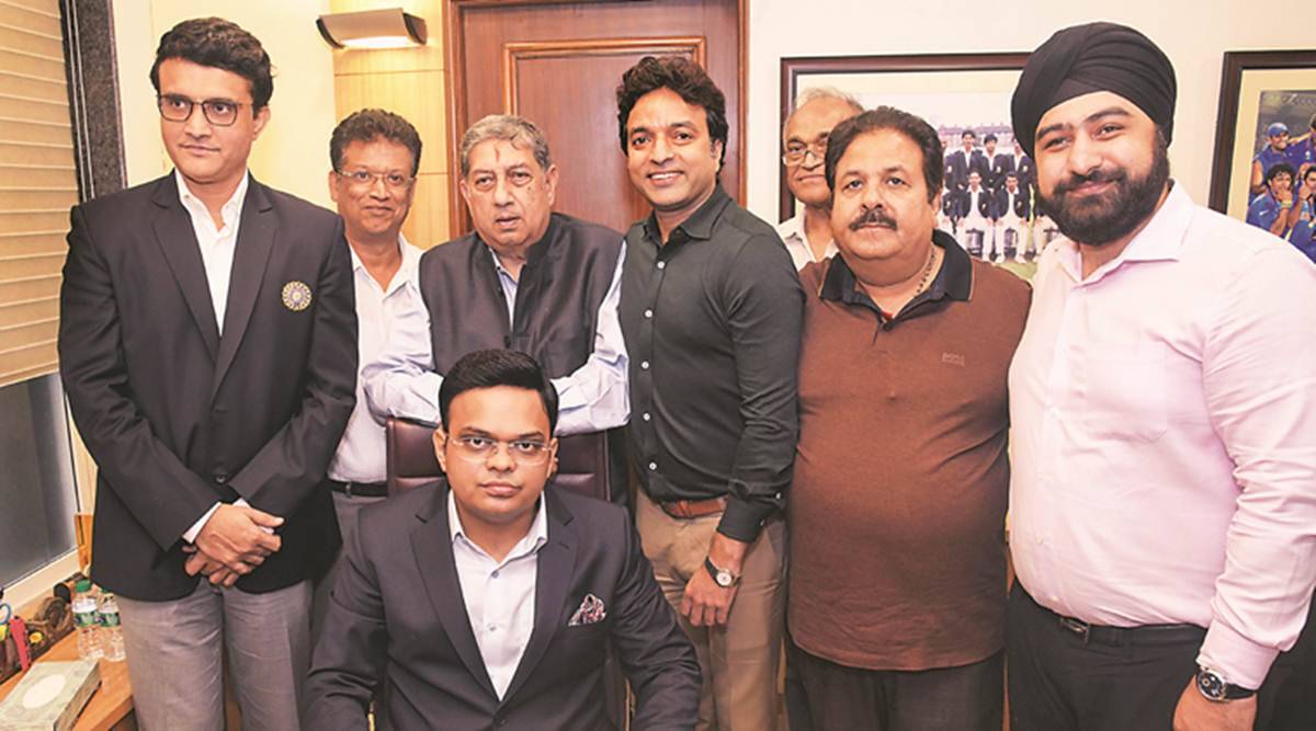 जय शाह, सौरव गांगुली, एन. श्रीनिवासन, राजीव शुक्ला और बीसीसीआई के अन्य अधिकारियों के साथ, बीसीसीआई द्वारा सौंपे गए कार्यालय में।