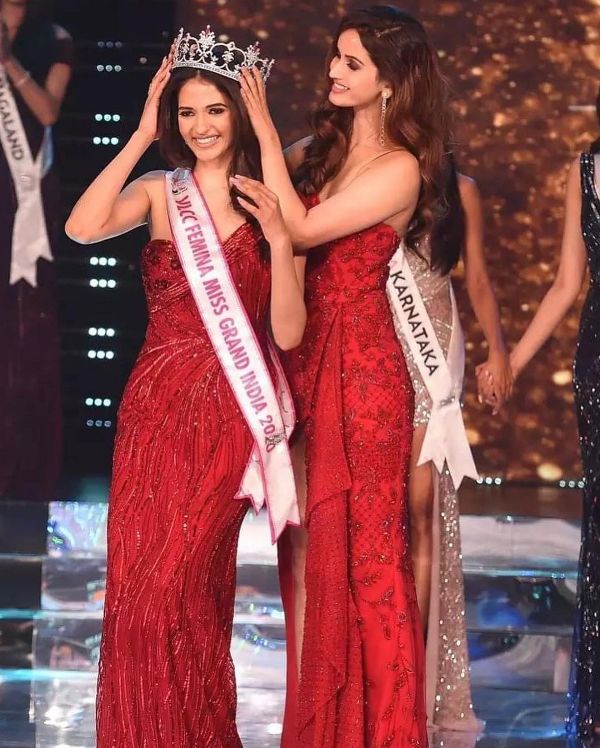 फेमिना मिस ग्रैंड इंडिया 2020 का ताज पहनाए जाने के बाद मनिका श्योकंद