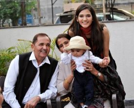 मनिका श्योकंद अपने माता-पिता के साथ
