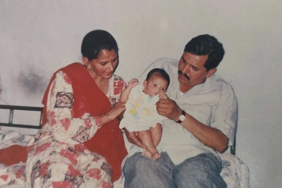 मनिका श्योकंद की बचपन की फोटो उनके माता-पिता के साथ।