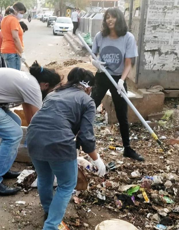दिशा रवि बैंगलोर के एक कस्बे में कूड़ेदानों की सफाई कर रही हैं
