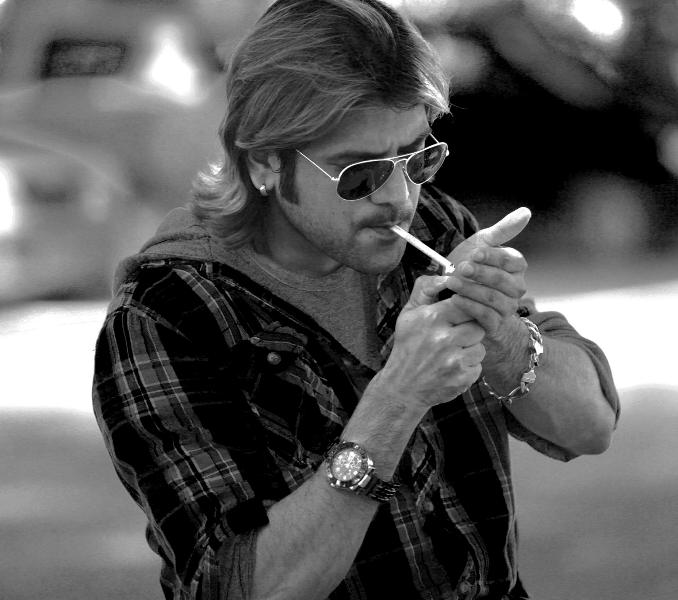 फिरोज खान सिगरेट पीते हुए