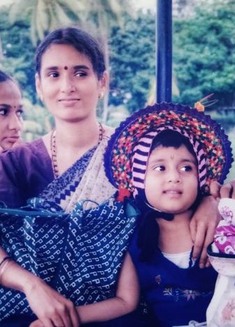 गीता भारती भट बचपन में अपनी माँ के साथ