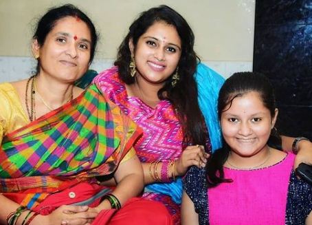 गीता भारती भट अपनी मां और बहन के साथ