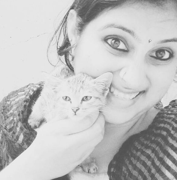 गीता भारती भट अपनी पालतू बिल्ली के साथ
