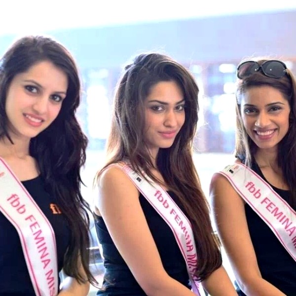 फेमिना मिस इंडिया पुणे 2013 में संजना गणेशन (दाएं)