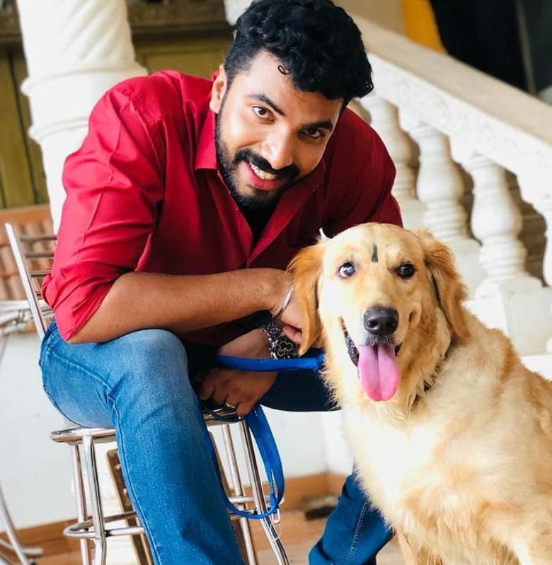 अनूप कृष्णन अपने पालतू कुत्ते के साथ