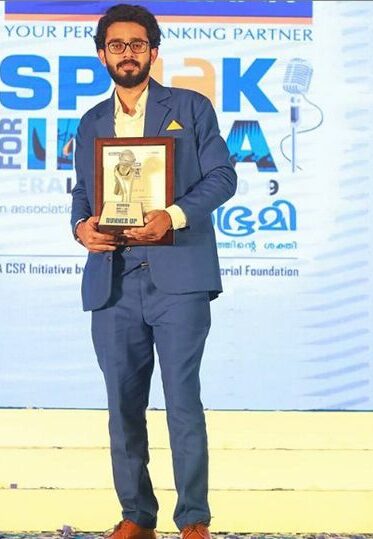 एडोनी जॉन फेडरल बैंक स्पीक फॉर इंडिया प्रतियोगिता में अपने पुरस्कार के साथ