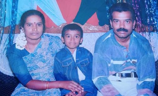 रघु गौड़ा बचपन में अपने माता-पिता के साथ
