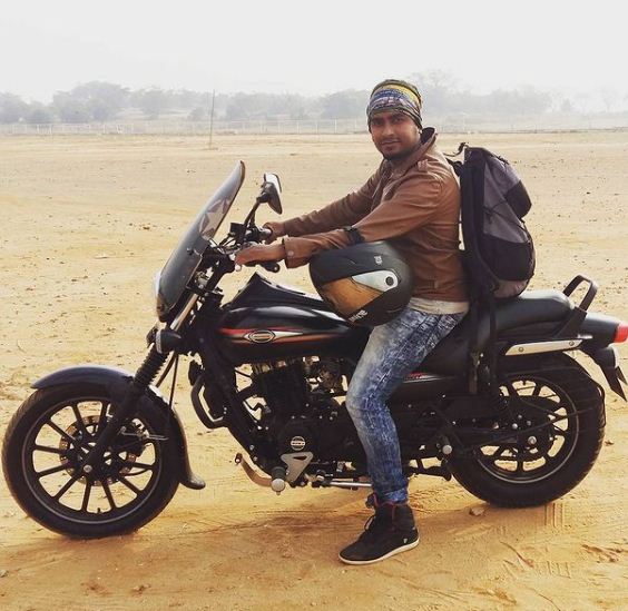 रघु गौड़ा अपनी बाइक के साथ पोज देते हुए
