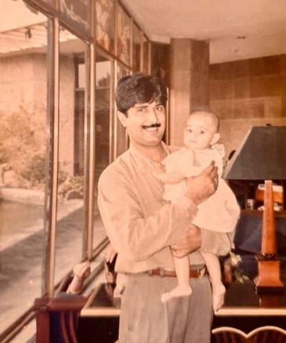 पिता के साथ राधिका सेठ की बचपन की तस्वीर