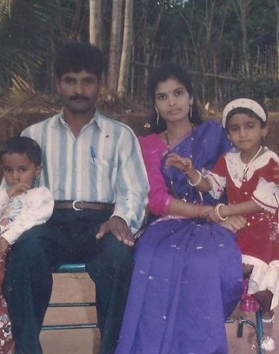 दिव्या सुरेश (अपनी मां के साथ बैठी) की अपने परिवार के साथ एक पुरानी तस्वीर 