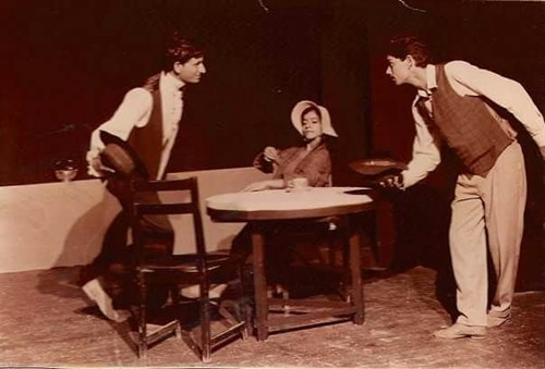 अनूप सोनी (दाएं) राष्ट्रीय नाट्य विद्यालय में एक नाटक में प्रदर्शन करते हुए