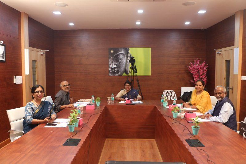 एक आधिकारिक बैठक में बीला राजेश