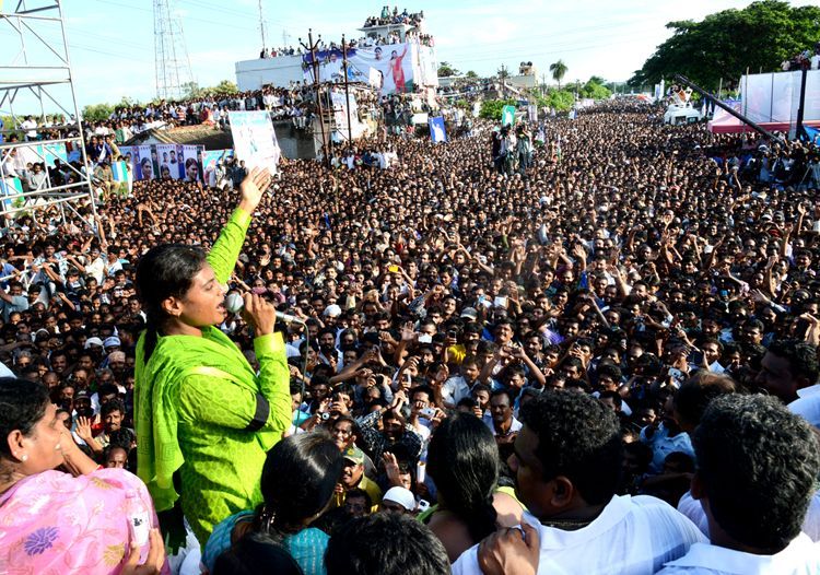 मारो प्रजा प्रस्थानम पदयात्रा मैराथन के अंतिम दिन इचापुरम में भारी भीड़ को संबोधित करतीं शर्मिला