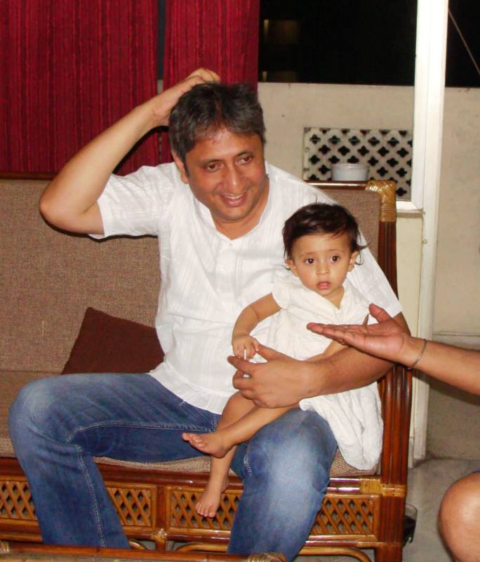 2013 की एक तस्वीर जिसमें नयना के पति रवीश कुमार को उनकी सबसे छोटी बेटी के साथ दिखाया गया है।