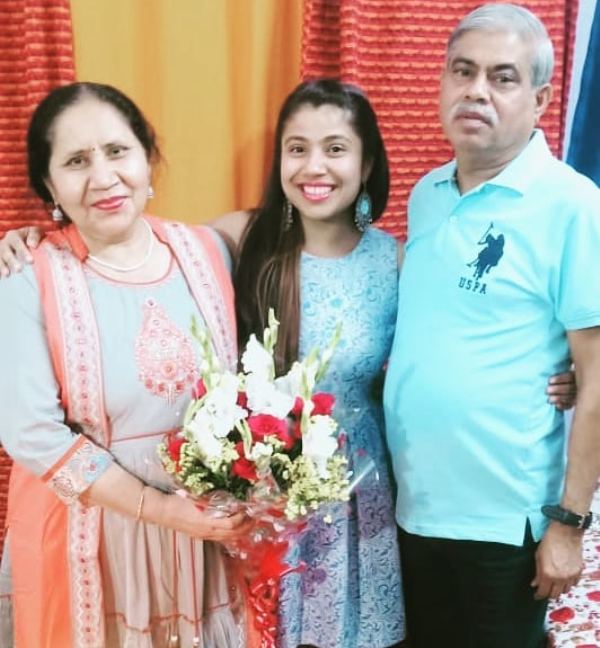 आकांक्षा शर्मा अपने माता-पिता के साथ