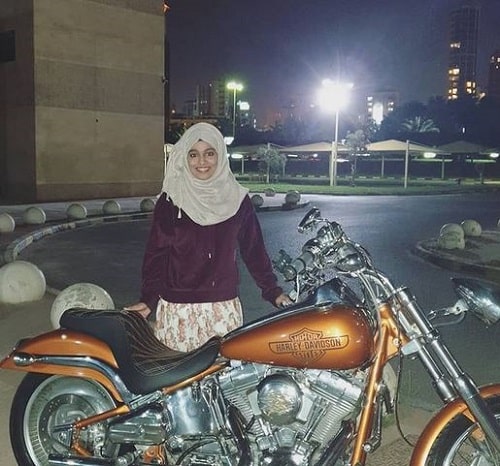 मजीजिया भानु अपनी मोटरसाइकिल के साथ