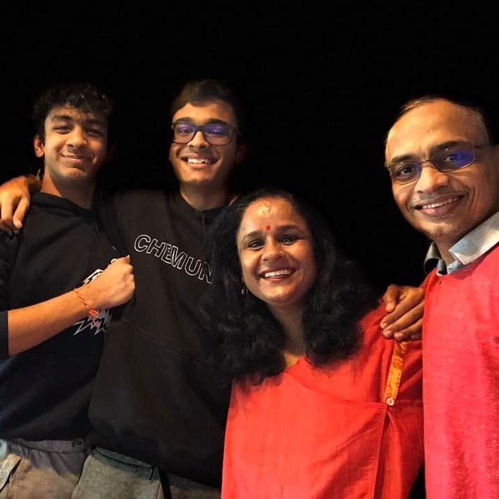 दीपेंद्र सिंह सेंगर अपनी पत्नी और बच्चों के साथ
