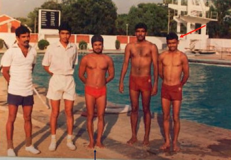 तैराकी से परिचित होने के कुछ दिनों बाद सेंगर की एक तस्वीर (दाईं ओर से पहली)
