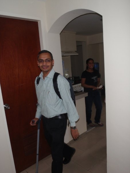 2009 की एक तस्वीर जिसमें दीपेंद्र सिंह बैसाखी के सहारे चलते हुए दिखाई दे रहे हैं।