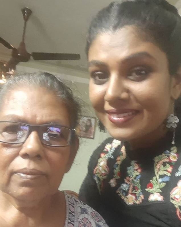 लक्ष्मी जयन अपनी मां के साथ