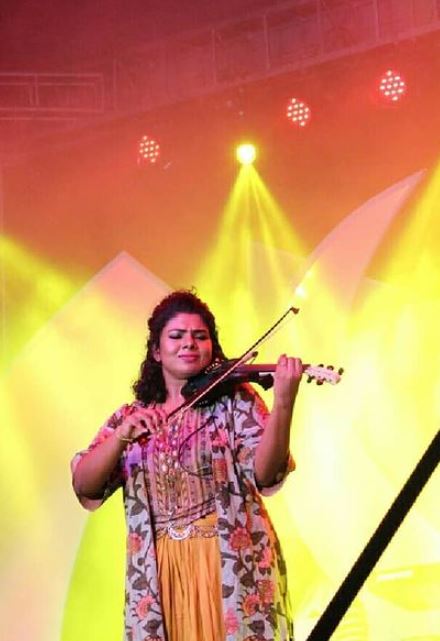लक्ष्मी जयन वायलिन बजाती हैं