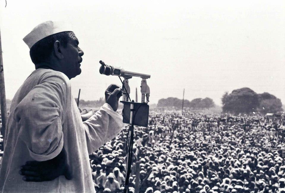 1988 में मेरठ सीडीए भूमि पर विरोध कर रहे हजारों किसानों को भाषण देते हुए चौधरी महेंद्र सिंह टिकैत