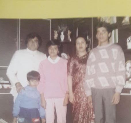 नरेंद्र चंचल की अपने परिवार के साथ एक पुरानी तस्वीर।