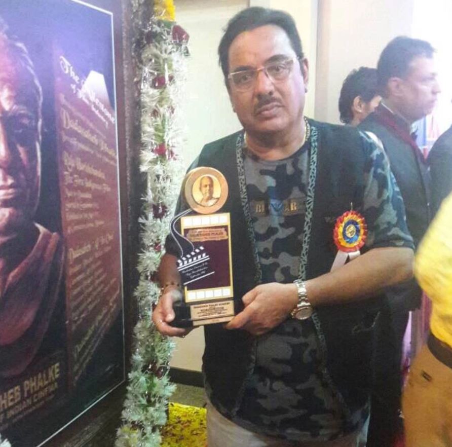 पप्पू खन्ना दादा साहब फाल्के अकादमी पुरस्कार के साथ