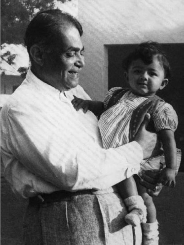 लीना तिवारी की अपने दादा के साथ बाल छवि
