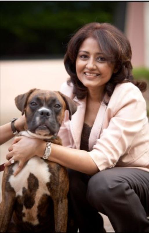 लीना गांधी अपने पालतू कुत्ते के साथ