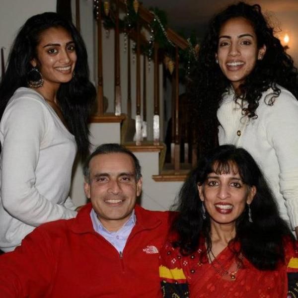 जयश्री उल्लाल अपने पति और बेटियों के साथ