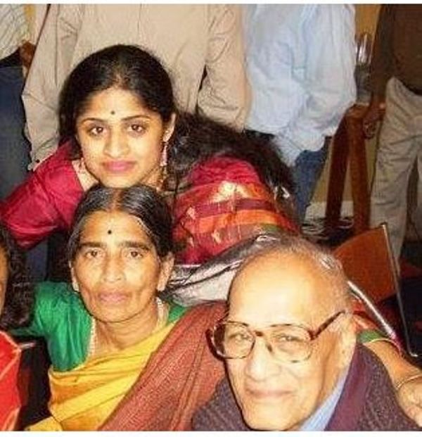 जयश्री उल्लाल अपनी बहन और माता-पिता के साथ