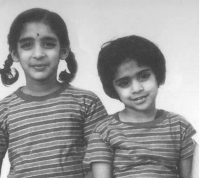 बहन के साथ जयश्री उल्लाल की बचपन की तस्वीर