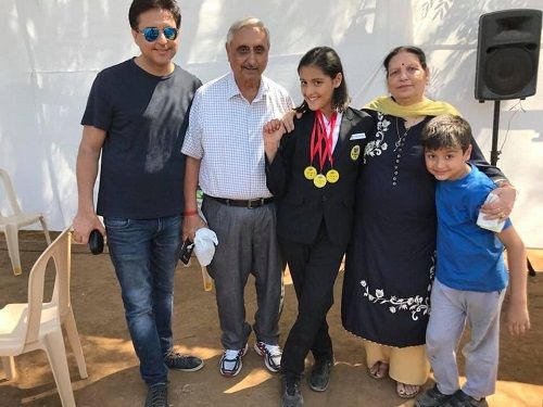 शीहान कपाही अपने पिता, बहन और दादा-दादी के साथ