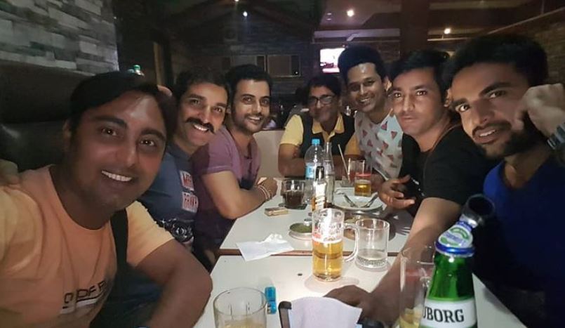 पंकज सिंह अपने दोस्तों के साथ शराब का आनंद ले रहे हैं