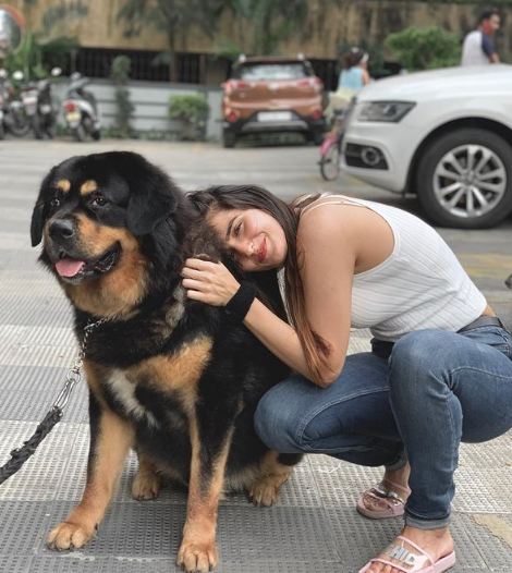 रिया किशनचंदानी अपने पालतू कुत्ते के साथ