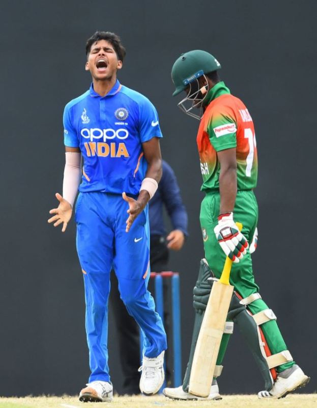 एसीसी अंडर-19 जूनियर एशियाई कप फाइनल में एक बांग्लादेशी बल्लेबाज को आउट करने के बाद जश्न में चिल्लाते हुए आकाश सिंह