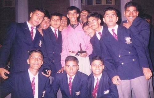 अपने साथी एनडीए के साथ मेजर मोहित शर्मा (गुलाबी शर्ट) की पुरानी तस्वीर
