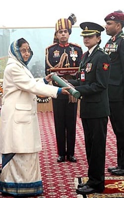 कमांडर मोहित शर्मा की पत्नी कमांडर रिशिमा शर्मा को मिला अशोक चक्र पुरस्कार
