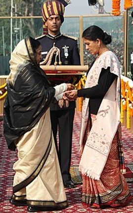 संदीप की मां को भारत की राष्ट्रपति प्रतिभा पाटिल से अशोक चक्र पुरस्कार मिला।