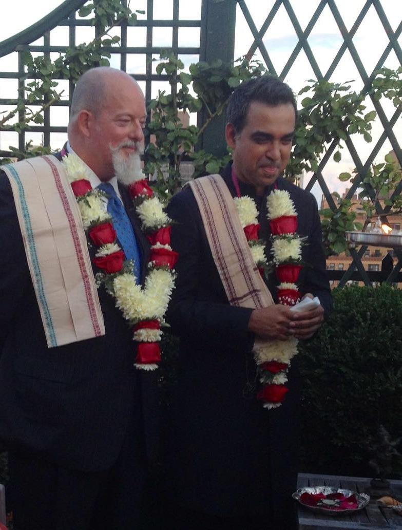बिभु महापात्रा अपनी शादी के दिन अपने साथी रॉबर्ट रोने दाढ़ी के साथ