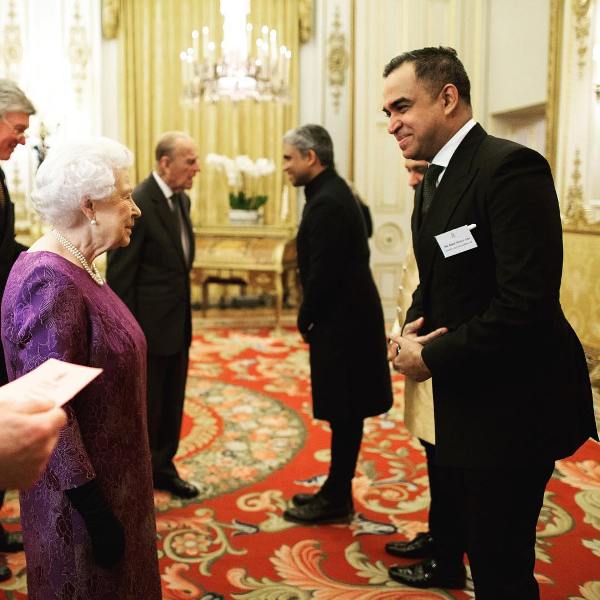 इंग्लैंड की महारानी से मिलते हुए बिभु महापात्रा की एक तस्वीर