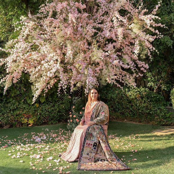 सगाई समारोह में बख्तावर भुट्टो ने पारंपरिक पाकिस्तानी पोशाक पहनी थी।