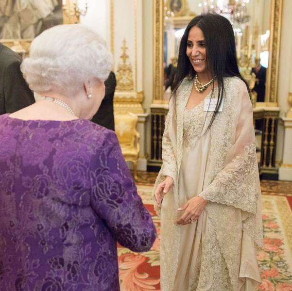 अनामिका खन्ना की इंग्लैंड की महारानी से मुलाकात की एक तस्वीर